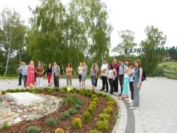 Grupa 33 przed krzyżem postawionym obok Centrum JPII
