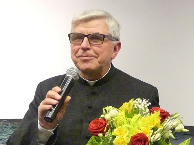 Wręczenie kwiatów ks. Tadeuszowi